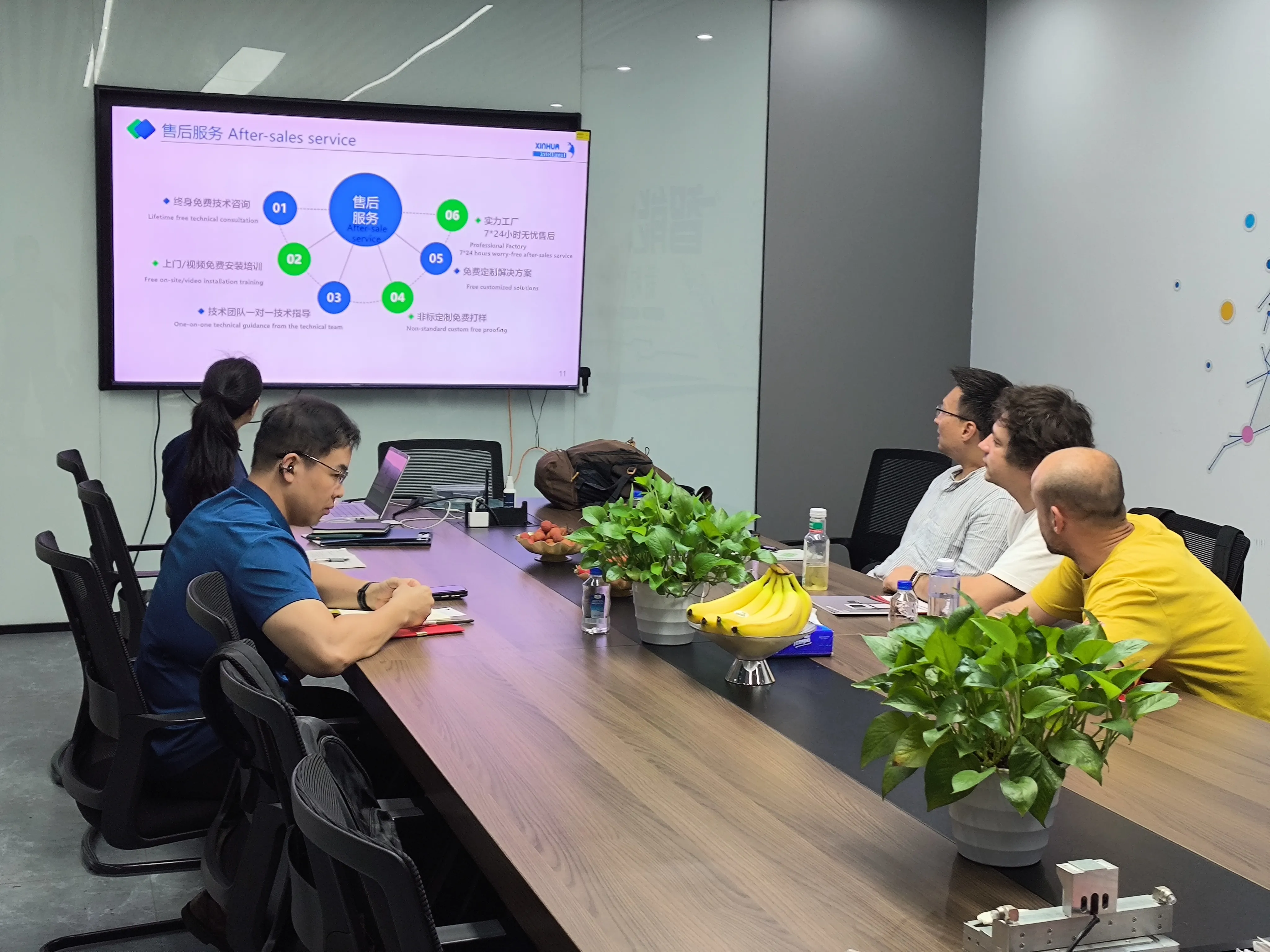 Kazakhstan customer visits Xinhua factory to inspect automatic screwdriver goods.