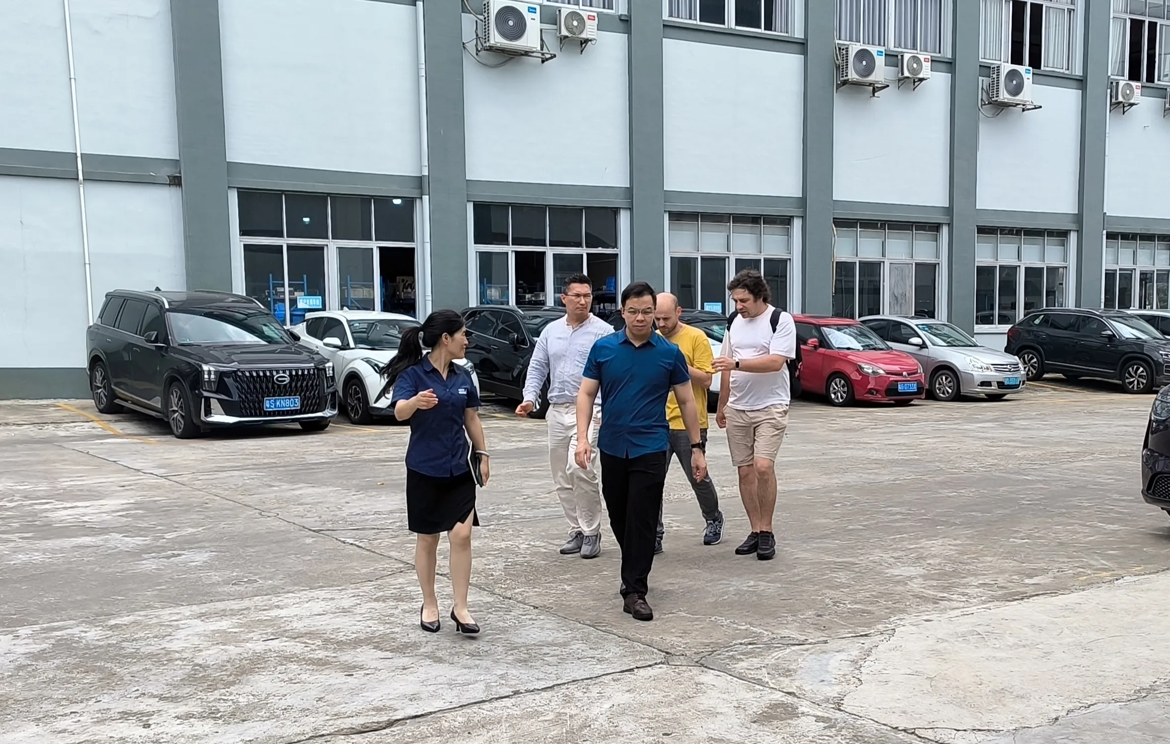 Kazakhstan customer visits Xinhua factory to inspect automatic screwdriver goods.